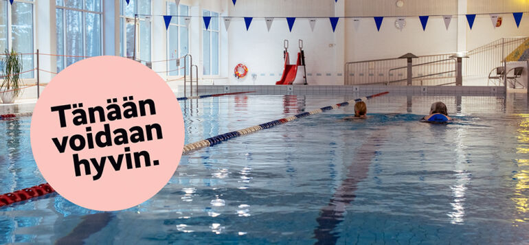 Tänään voidaan hyvin lähteä uimaan. Kaksi naista uimassa Tervakosken uimahallissa.