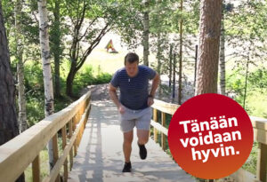 Tänään voidaan hyvin rampata rapuissa. Liikunnanohjaaja Jorma Vaara kiipeää ylös Tervakosken kuntoportaita.