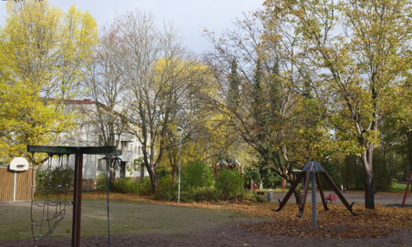Harjurinteen leikkipaikalla on paljon erilaisia leikkivälineitä.