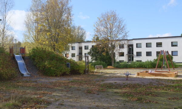 Paturin leikkipaikalla on liukumäki, keinut ja hiekkalaatikko.