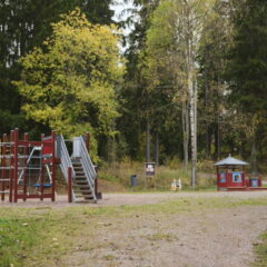 Oravapolun leikkipaikan kiipeilyteline, liukumäki ja leikkikatos.