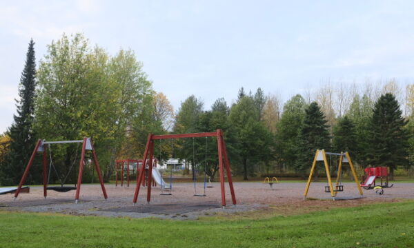 Moision leikkikentän keinut ja muut leikkivälineet.