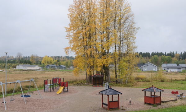 Keinut, kiipeilyteline ja muut leikkivälineet Eväsojan leikkipaikalla.