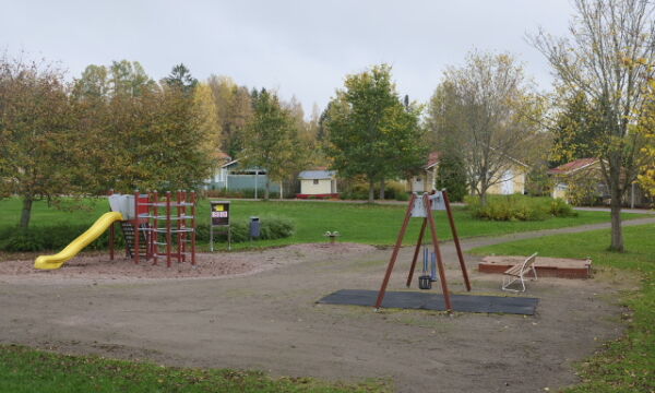 Keinut, hiekkalaatikko ja kiipeilyteline liukumäellä Mikkolanmutkan leikkipaikalla.