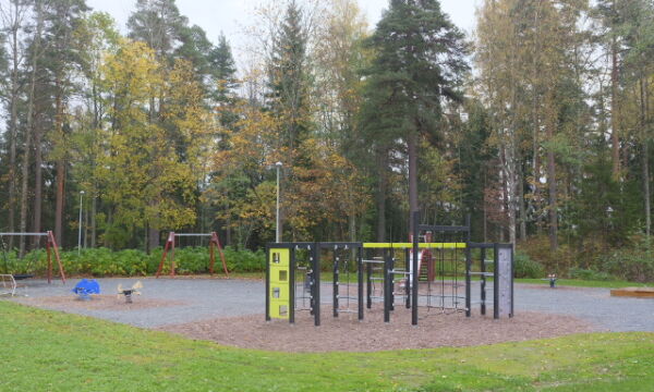 Kesällä 2020 uusittu kiipeilyteline Nikkarin leikkipaikalla.