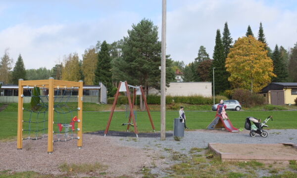 Kiipeilyteline, liukumäki, hiekkalaatikko ja keinut Marttilan leikkipaikalla.