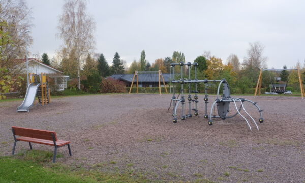 Uhrikiven leikkipaikan välineet.