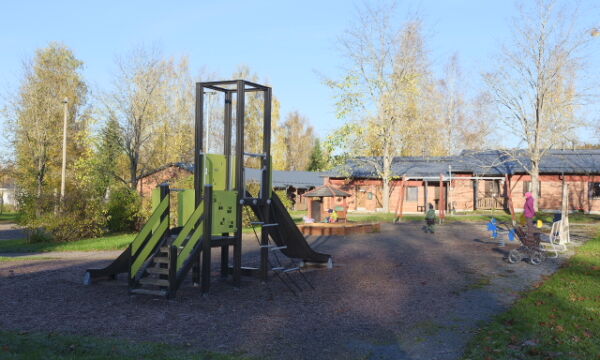 Rälssitien leikkipaikan liukumäki.