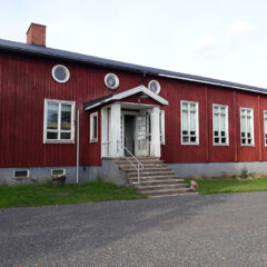 Vähikkälän seuratalo, punaiseksi maalattu vanha ja komea hirsitalo.