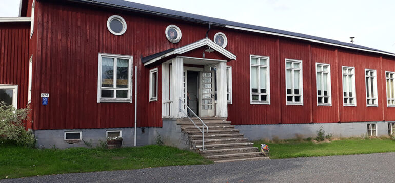 Vähikkälän seuratalo, punaiseksi maalattu vanha ja komea hirsitalo.