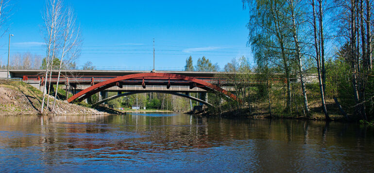 Leppäkosken Puujoen silta joelta päin kuvattuna.