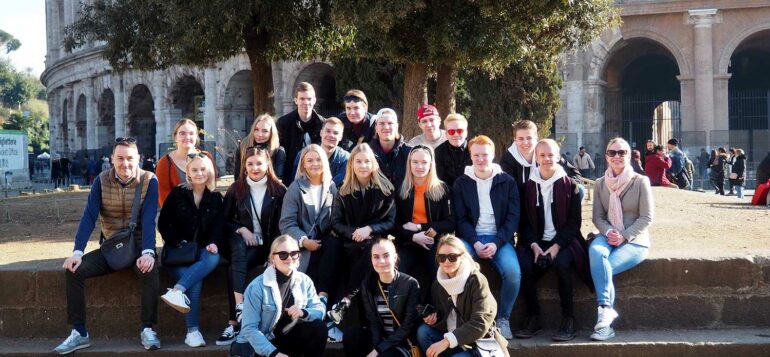 Opiskelijaryhmä Roomassa Colosseumin edessä.