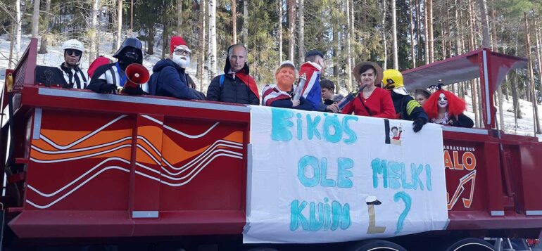 Penkkarirekka juhlijat kyydissään.