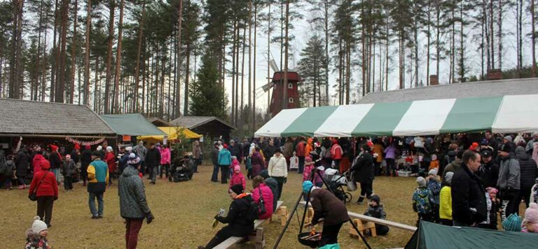 Ihmisiä museopihalla Laurinmäen joulunavauksessa.