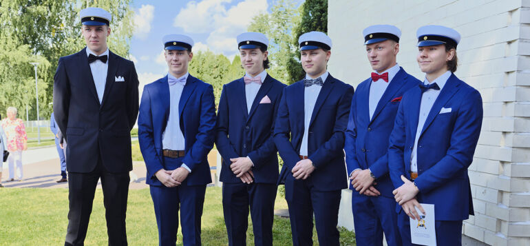 Kevään 2020 ylioppilaita Turengin liikuntahallin edustalla.