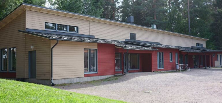 Porttilantien päiväkodin rakennus ulkoapäin.