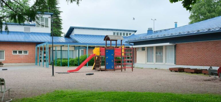 Haltian päiväkodin leikkipaikan liukumäki.
