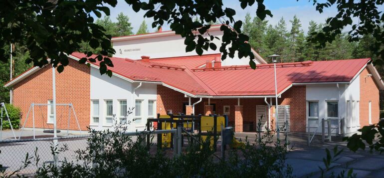 Kivitaskun päiväkodin punatiilinen rakennus.