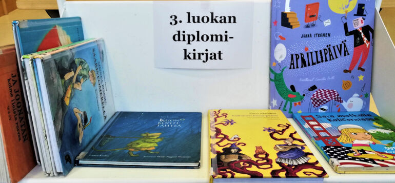 3. luokan lukudiplomikirjat kirjakärryssä.