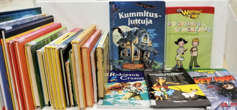 3.‒4. luokkien kannustava lukudiplomin kirjoja rivissä.