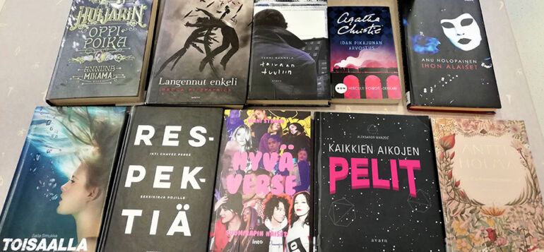 8. luokan lukudiplomikirjoja aseteltuna pöydälle.