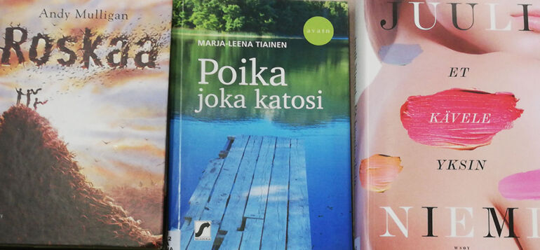 7.-9. luokan kannustavan lukudiplomin kirjoja rivissä.
