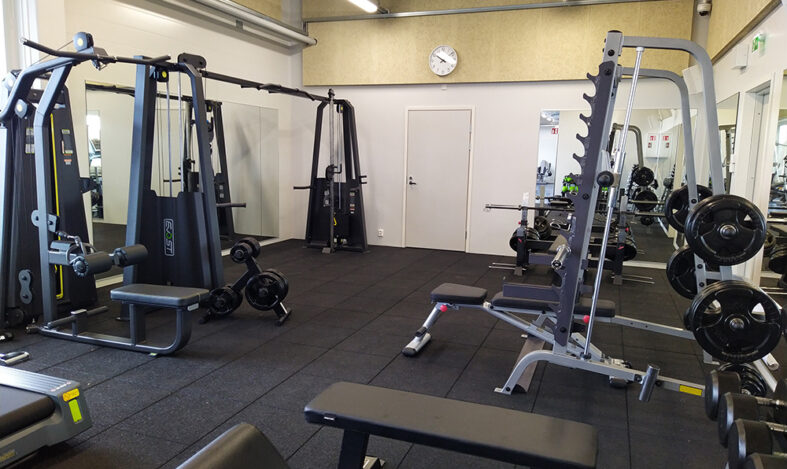 Tervakosken kuntosalin välineitä.