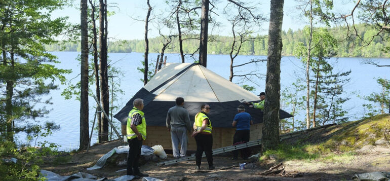 Mallinkaisten kyläyhdistyksen väkeä rakentamassa osallistuvan budjetin rahoilla uutta laavua Mallinkaisille.