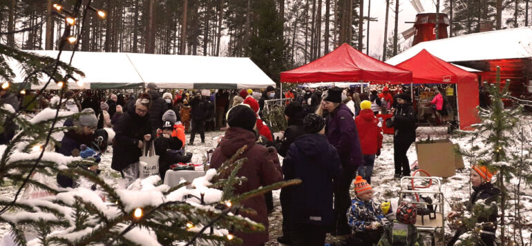 Joulutori Laurinmäen joulunavauksessa lumisella torpparimuseon pihalla