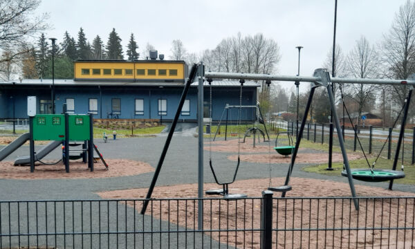 Leikkipuiston leikkivälineitä.
