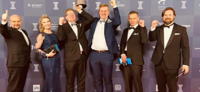 Kuntaedustajat Urheilugaalassa juhla-asuissaan.