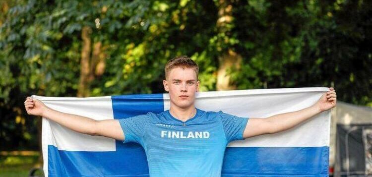 Onni Suomen lipun kanssa.