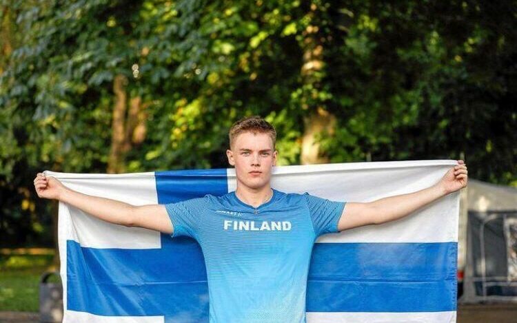 Onni Suomen lipun kanssa.