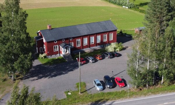 Punamultainen seuraintalo.