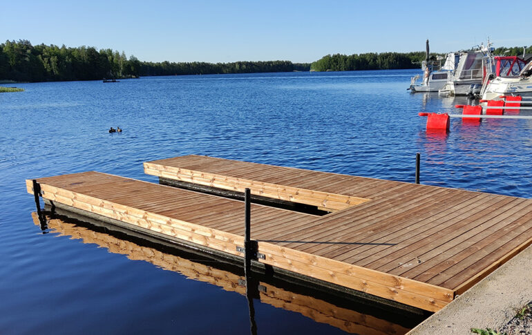 Ahilammin kanoottilauturi kauniina kesäpäivänä.