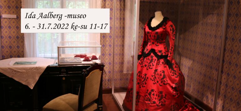 Ida Aalbergin punainen rooliasu vitriinissä museolla
