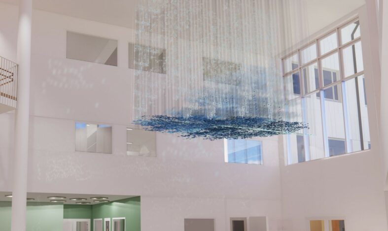 havainnekuvassa sinisen sävyinen Heijastus taideteos roikkuu aulan katossa