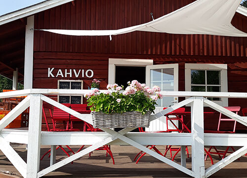 Iso-Hiiden aitta-kahvilan sisäänkäynti.