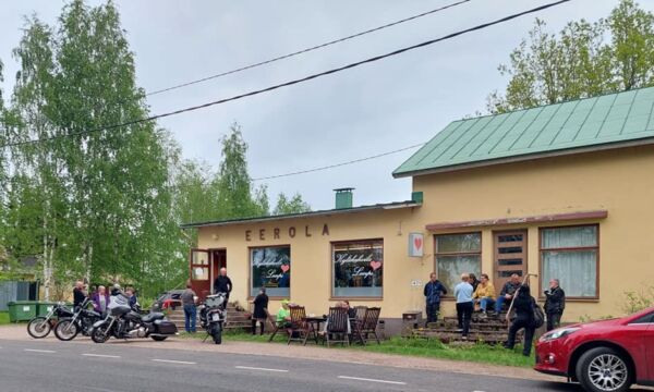 Asiakkaita Kyläkahvila Lemmen terassilla ja ulkopuolella.