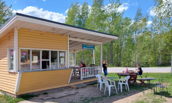 Leppäkosken keltainen lippakioski kesäauringossa.
