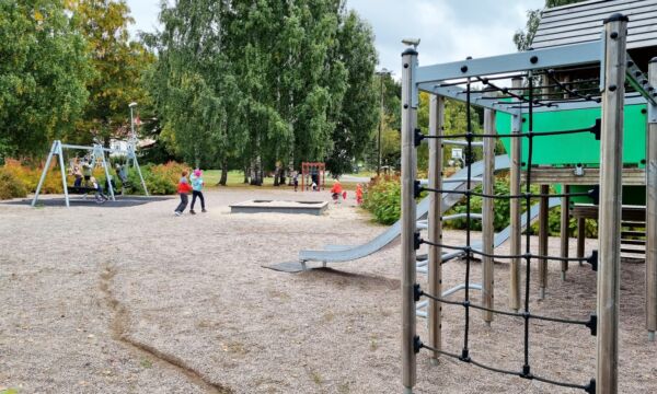 Leppäkosken leikkipaikan kiipeilyteline ja keinut.
