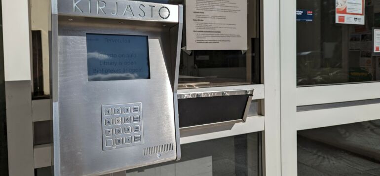Pääkirjaston ovet ja kirjautumisyksikkö.