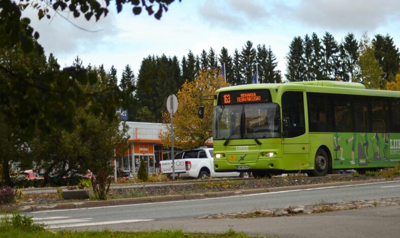 Bussi ja henkilöauto Turengintiellä.
