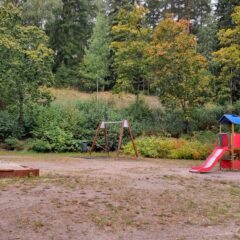 Markunkuopan leikkipaikan hiekkalaatikko, keinu ja kiipeilyliuku.