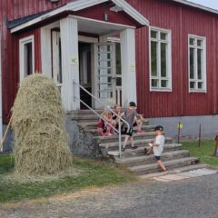 Lapsia Vähikkälän seuratalon portailla Vähikkälän heinäpäivät -tapahtumassa.