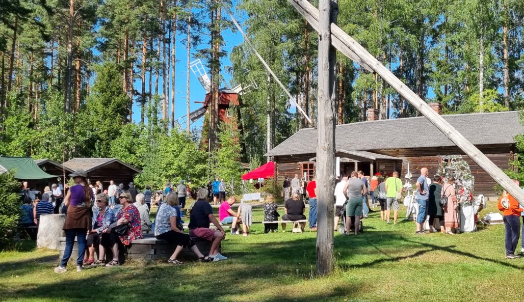 Ihmisiä torpparimuseolla.