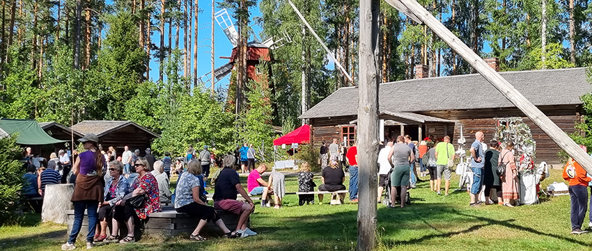 Ihmisiä torpparimuseolla.