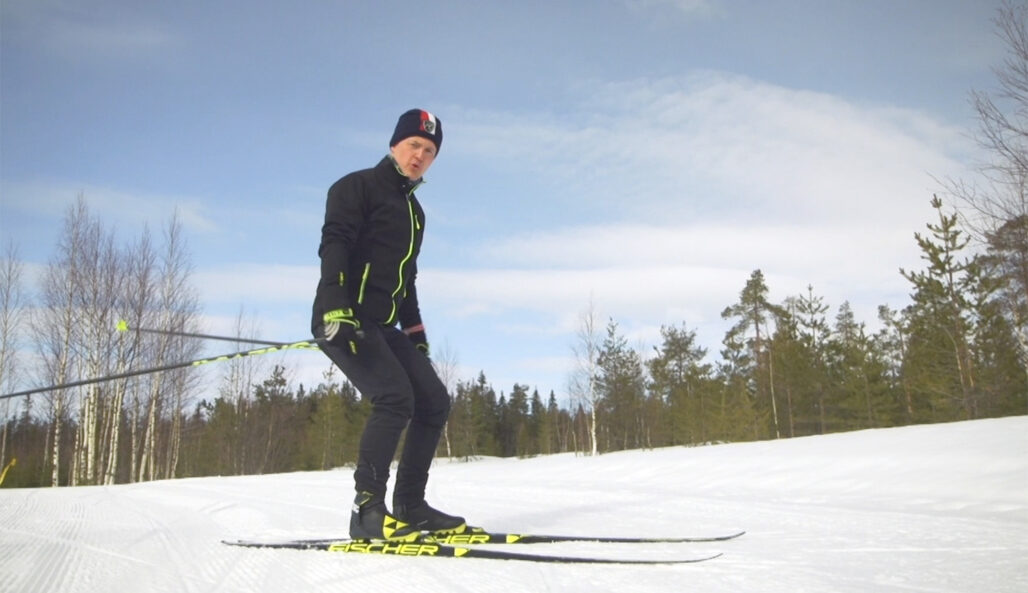 Hiihtäjä Sami Jauhojärvi näyttämässä suksilla oikeaa hiihtoasentoa.