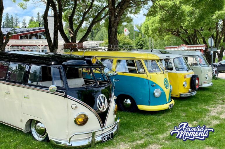 Vanhoja VW-pakettiautoja.