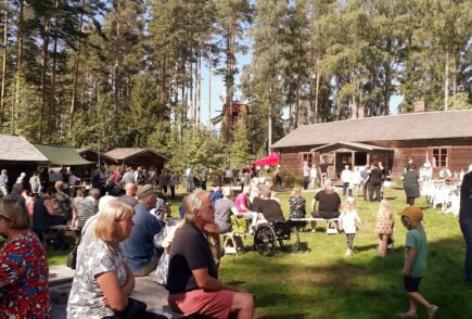 Ihmisiä Laurinmäen museon pihalla nauttimassa tapahtumatunnelmasta.